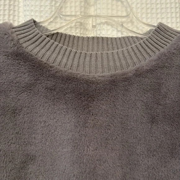 Short fluffy gray sweater - Picture 2 of 4